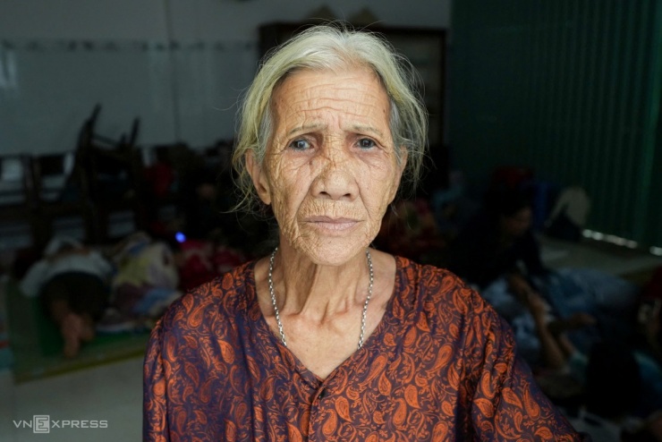 Một mình đến khu tập trung tránh bão, bà Cao Thị Cảnh (75 tuổi) cho biết con trai đang ở Gia Lai, không kịp về. Hai ngày qua, bà đứng ngồi không yên, lo ngôi nhà sẽ bị ảnh hưởng khi bão đổ bộ.