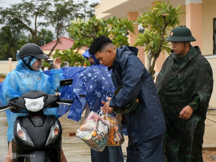 Người dân mang đồ sinh hoạt đến Đồn biên phòng Sa Huỳnh, tỉnh Quảng Ngãi tránh trú bão.