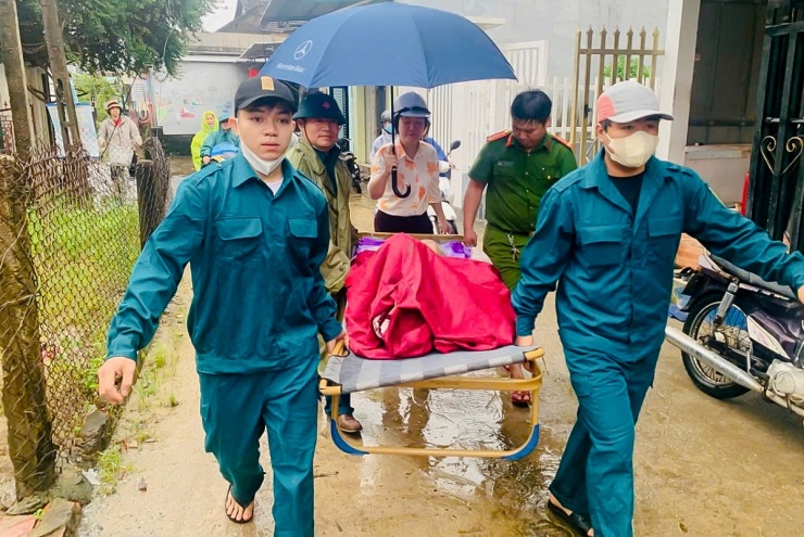 Lãnh đạo xã Bình Sơn và lực lượng dân quân hỗ trợ đưa cụ bà bị tai biến ở thôn Mỹ Tân đến bệnh viện, để đảm bảo an toàn vừa tránh bão, vừa chăm sóc y tế kịp thời.
