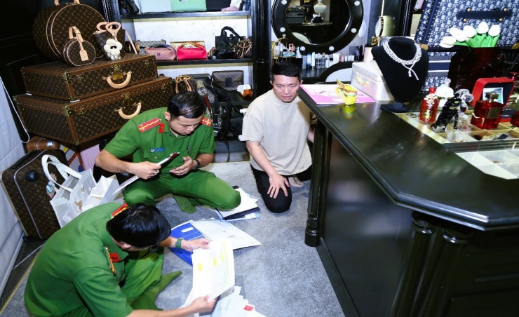 Lực lượng công an tiến hành khám xét nơi ở của vợ chồng ca sĩ Đoàn Di Băng, có sự chứng kiến của Nguyễn Quốc Vũ. Ảnh: C.A