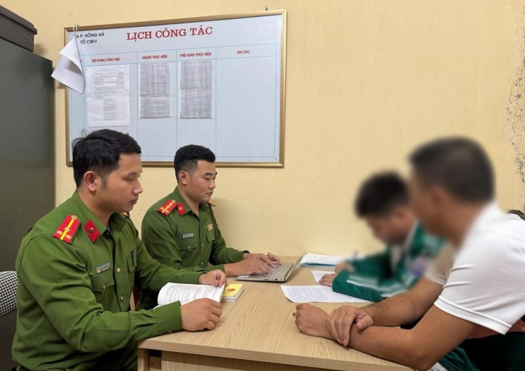 Cơ quan công an làm việc với học sinh V.T.Đ. Ảnh: Công an cung cấp.