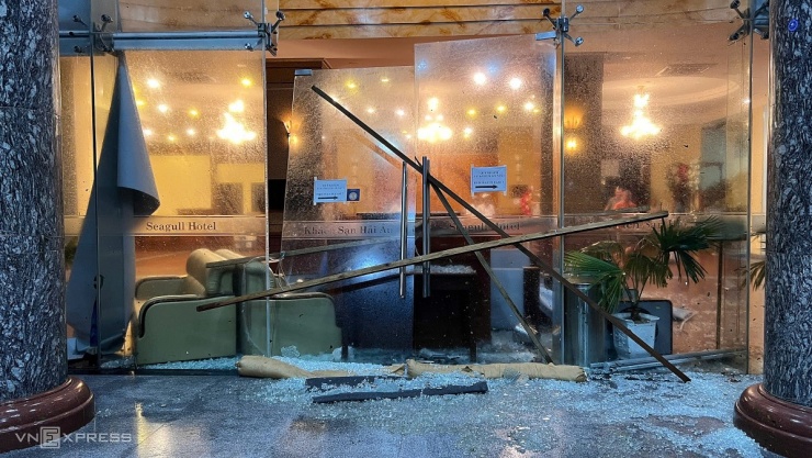 Khách sạn ở Quy Nhơn bị gió quật bể kính. Ảnh: Minh Hoàng