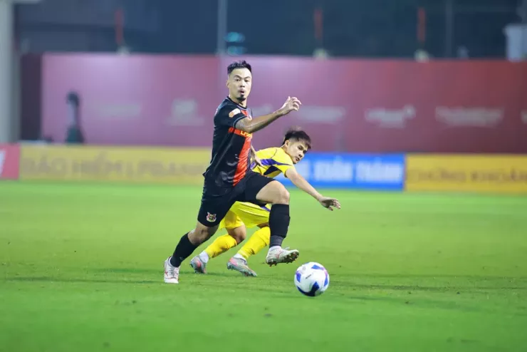 Ninh Bình vừa thăng hạng đã liên tục dẫn đầu V-League mùa này cho đến vòng 10. Ảnh: CCT.