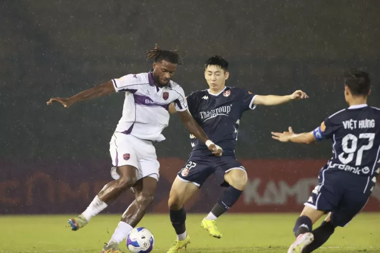 Becamex TP.HCM cắt đứt mạch thắng của CLB Hải Phòng. Ảnh: CCT.