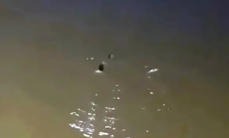 Anh Nguyễn Bền lao xuống dòng nước lũ tiếp cận, cứu người phụ nữ.