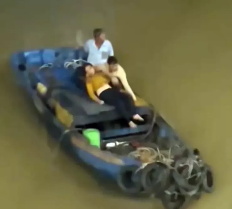 Người phụ nữ được anh Bền hỗ trợ đưa vào bờ.