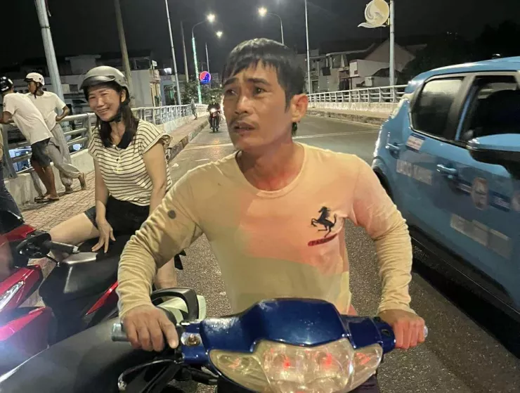 Sau khi cứu người, anh Bền lên cầu lấy xe máy rời đi và một người dân kịp lấy điện thoại chụp hình.