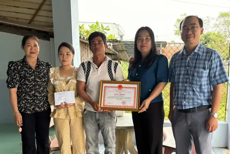 Bà Đặng Thị Hồng Lâm (thứ 2 từ phải sang), Chủ tịch UBND phường La Gi trao giấy khen cho anh Nguyễn Bền.