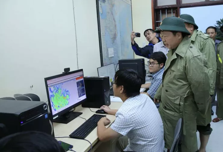 Phó Thủ tướng Trần Hồng Hà làm việc tại Trung tâm Khí tượng thủy văn tỉnh Gia Lai. Ảnh: MINH KHÔI