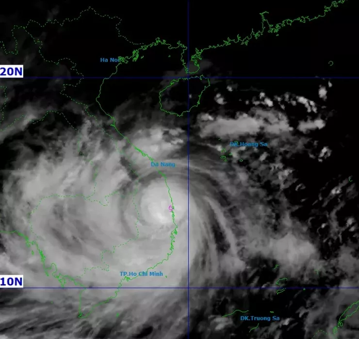Vị trí tâm bão số 13 vào hồi 19 giờ tối ngày 6-11. Nguồn: NCHMF