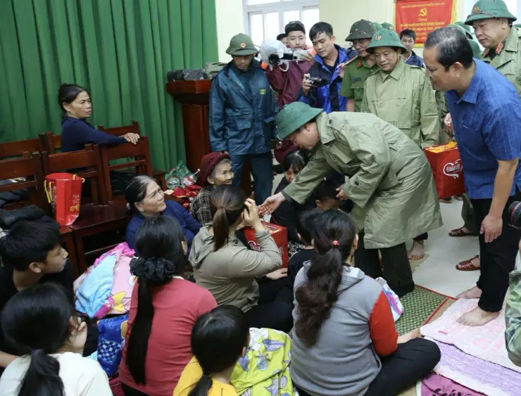 Tại một điểm tránh trú, Phó Thủ tướng thăm hỏi, động viên các hộ dân đã được sơ tán, chia sẻ khó khăn khi phải rời nhà cửa, tài sản để đảm bảo an toàn. Ảnh: MINH KHÔI