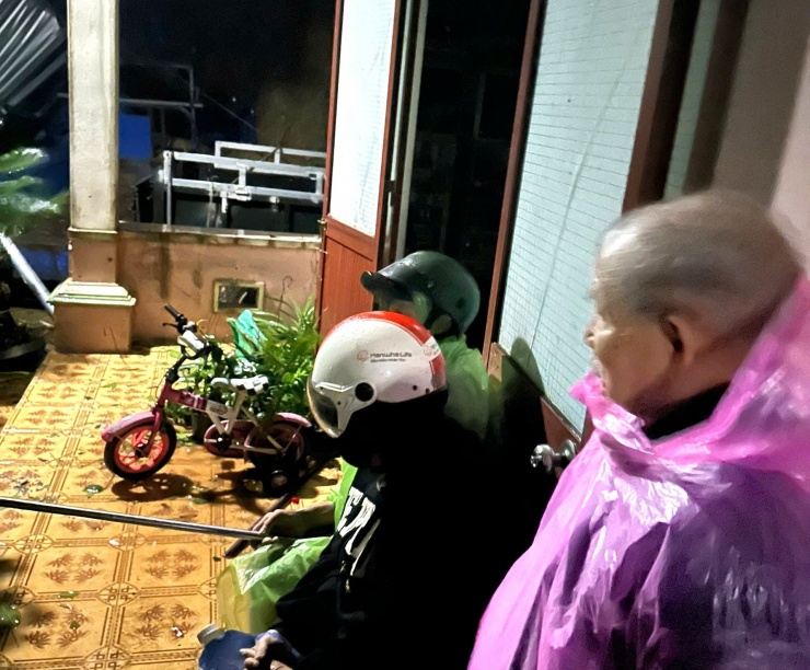 Mái tôn bị bão thổi bay, cả gia đình đội mũ bảo hiểm co cụm kêu cứu - 1