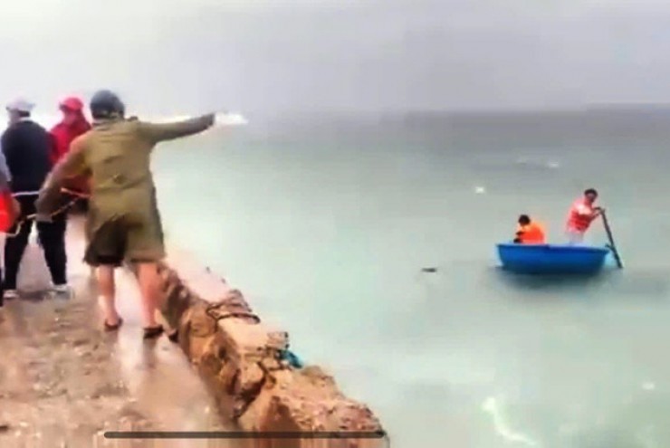 Người đàn ông nhảy xuống biển tự tử khi bão số 13 Kalmaegi sắp đổ bộ