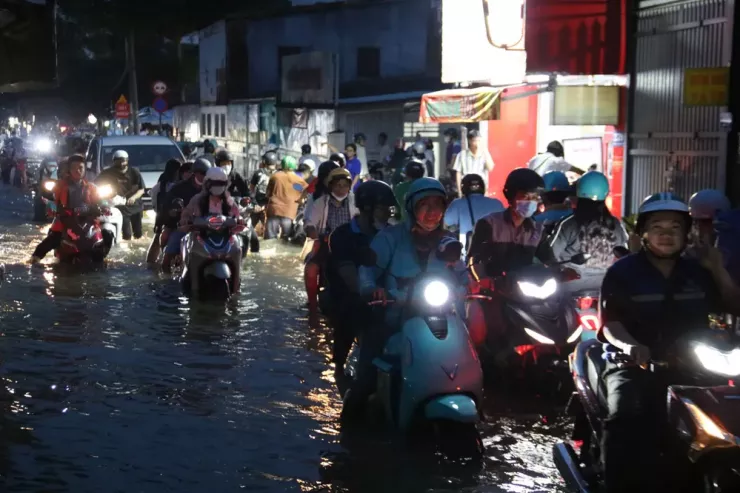 Chiều 6-11, triều cường tại TP.HCM đạt mức cao nhất từ đầu năm đến nay và vượt mốc lịch sử khiến nhiều khu vực lại chìm sâu trong biển nước. Những con đường vốn quen thuộc bỗng biến thành "sông".