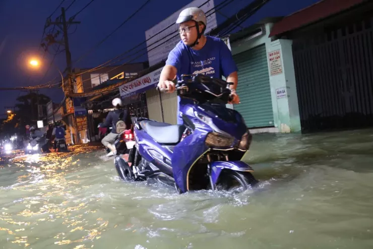 Tại bán đảo Thanh Đa - Bình Quới, triều dâng nhanh đến chóng mặt. Chỉ trong ít phút, nước từ sông Sài Gòn đã tràn qua bờ kè, ùa vào các con hẻm nhỏ, len lỏi vào từng ngôi nhà.