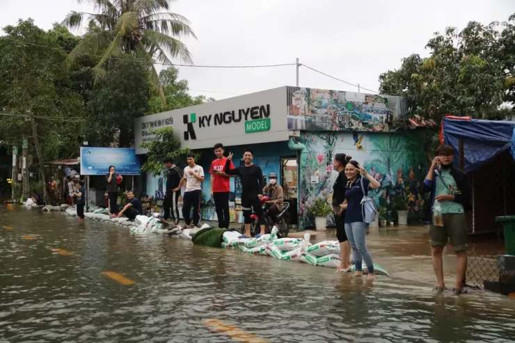 TP.HCM: Xe chết máy hàng loạt, đường hóa sông trong ngày triều cường vượt mốc lịch sử - 8