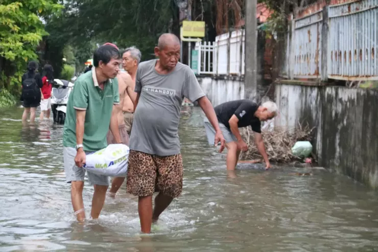 TP.HCM: Xe chết máy hàng loạt, đường hóa sông trong ngày triều cường vượt mốc lịch sử - 6