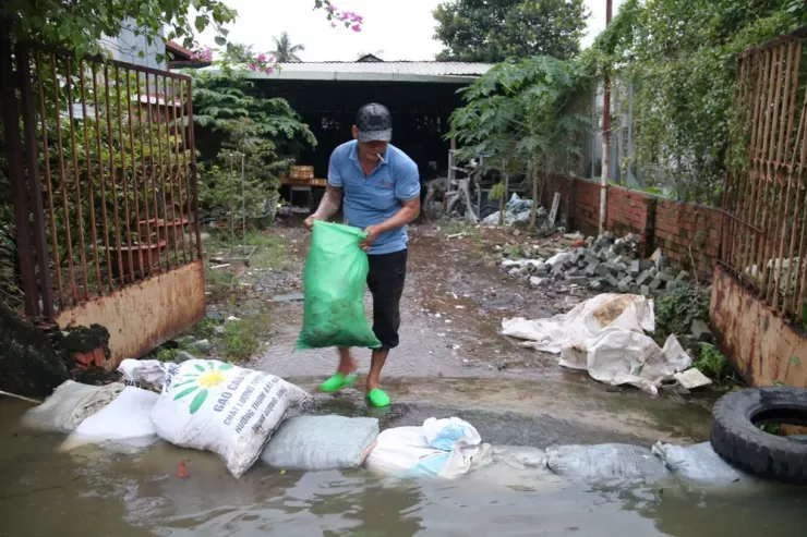 TP.HCM: Xe chết máy hàng loạt, đường hóa sông trong ngày triều cường vượt mốc lịch sử - 7