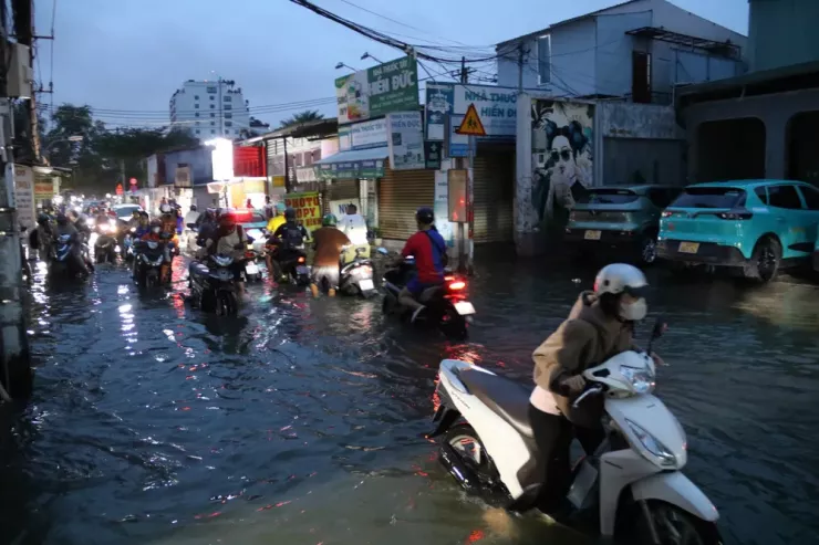 TP.HCM: Xe chết máy hàng loạt, đường hóa sông trong ngày triều cường vượt mốc lịch sử - 4
