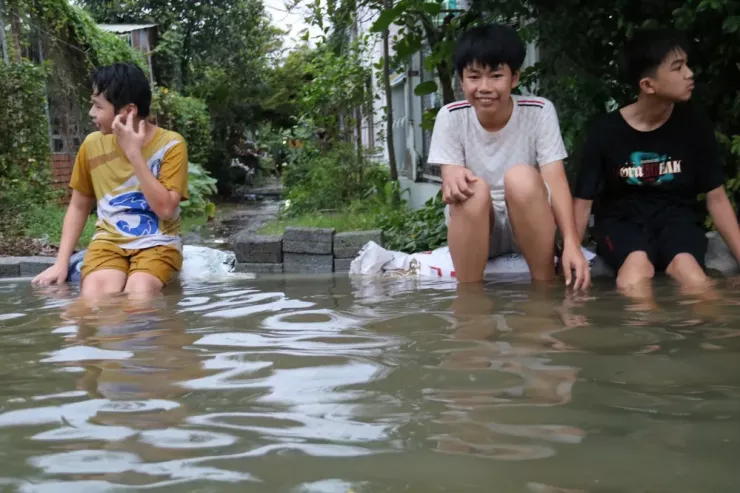 TP.HCM: Xe chết máy hàng loạt, đường hóa sông trong ngày triều cường vượt mốc lịch sử - 9
