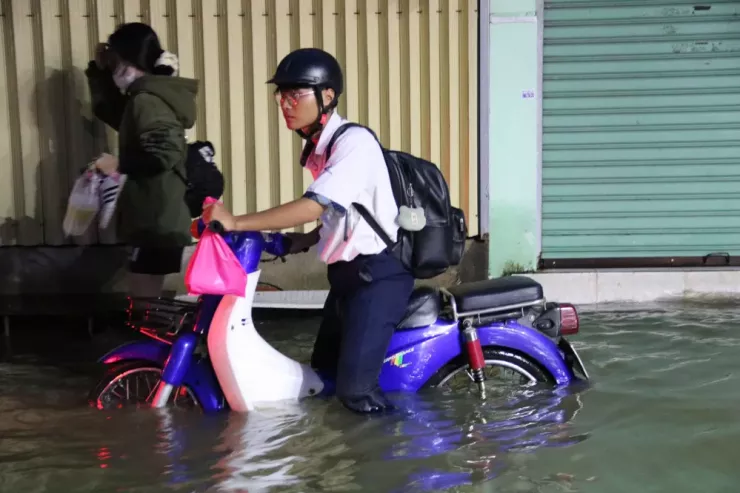 Nước ngập đến nửa xe.