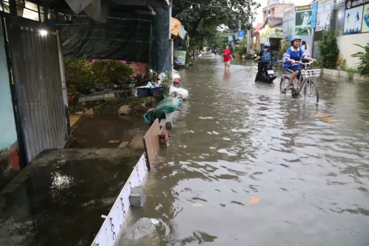 Sinh hoạt thường ngày của người dân cũng bị đảo lộn hoàn toàn.