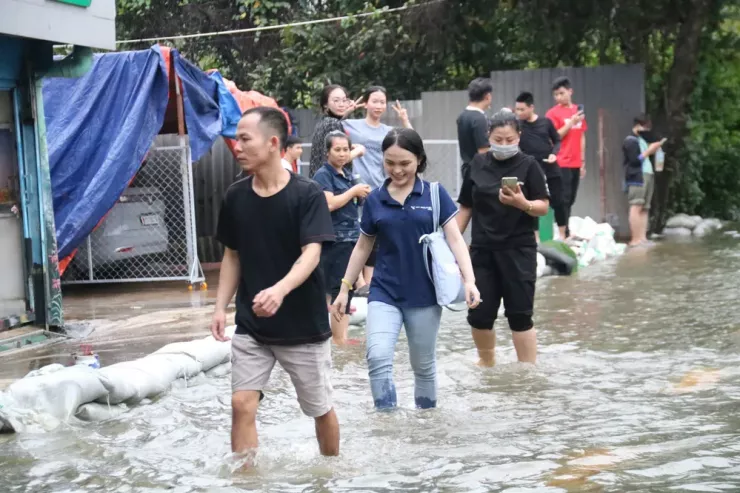 TP.HCM: Xe chết máy hàng loạt, đường hóa sông trong ngày triều cường vượt mốc lịch sử - 14