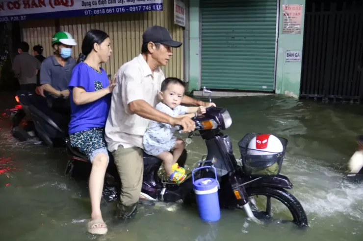 TP.HCM: Xe chết máy hàng loạt, đường hóa sông trong ngày triều cường vượt mốc lịch sử - 23