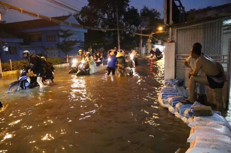 Những "bức tường" cao người dân dựng nên để ngăn nước.