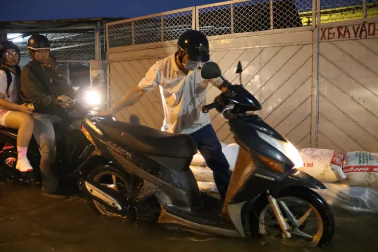 Người dân men theo vỉa hè để di chuyển.