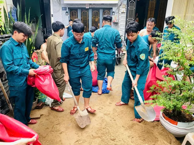 Tại phường Bình Đông, triều cường dâng cao có một số nơi gây ngập. Đặc biệt tại hẻm 2695 Phạm Thế Hiển phường Bình Đông nước tràn từ kênh rạch qua bờ chắn gây ngập cao. Ban Chỉ huy quân sự đã cử 20 chiến sĩ cùng các đơn vị và khu phố để khắc phục.