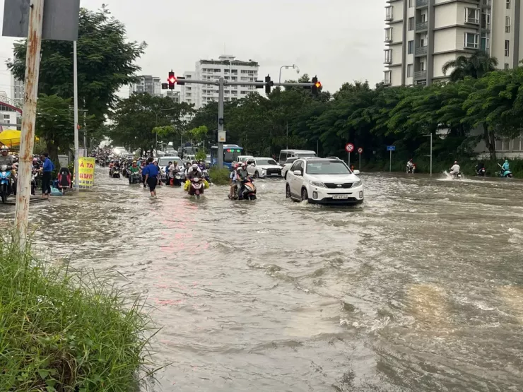 Đường Nguyễn Lương Bằng cũng ngập sâu.