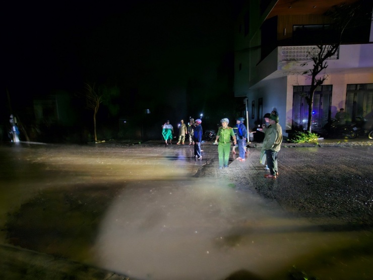 Khu vực phường Sông Cầu, Đắk Lắk bị cúp điện diện rộng, đường bị ngập.