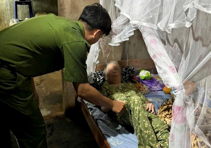 Lực lượng Công an xã Biển Hồ đưa bà cụ đến nơi an toàn.