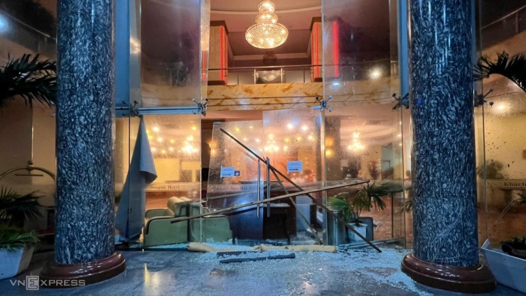 Cửa kính vỡ, mái tôn bay khi bão quét qua - 1