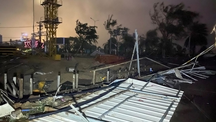 Cửa kính vỡ, mái tôn bay khi bão quét qua - 8