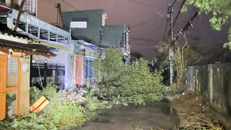 Cửa kính vỡ, mái tôn bay khi bão quét qua - 9