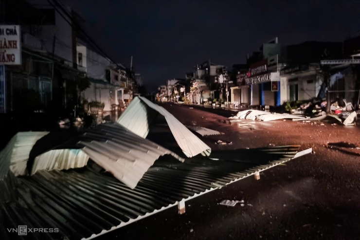 Cửa kính vỡ, mái tôn bay khi bão quét qua - 7