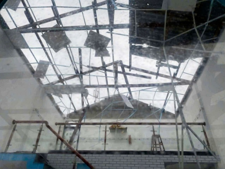 Cửa kính vỡ, mái tôn bay khi bão quét qua - 11