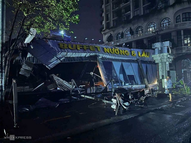 Cửa kính vỡ, mái tôn bay khi bão quét qua - 6