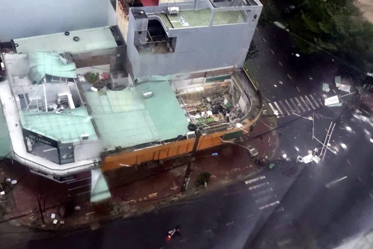 Cửa kính vỡ, mái tôn bay khi bão quét qua - 10