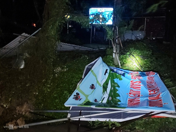 Cửa kính vỡ, mái tôn bay khi bão quét qua - 13