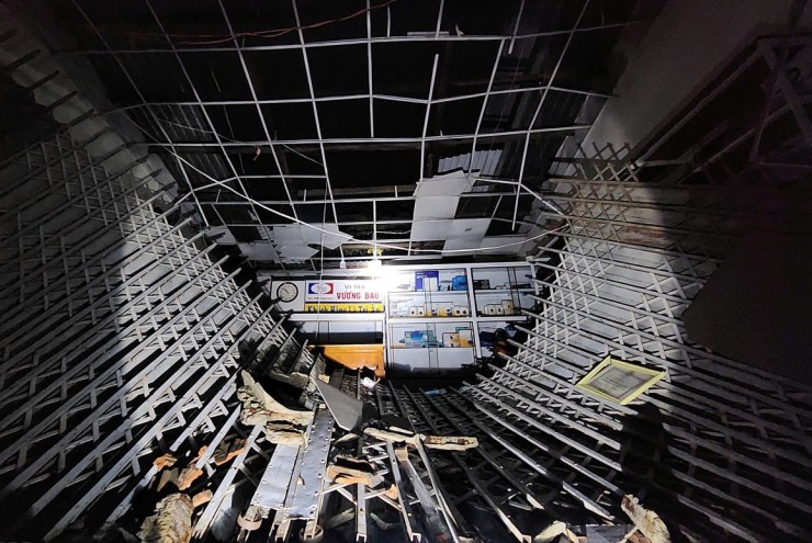 Bão Kalmaegi giật sập nhà, cây đè ôtô