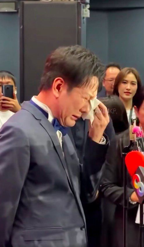 Ông Nawat khóc nức nở họp báo.