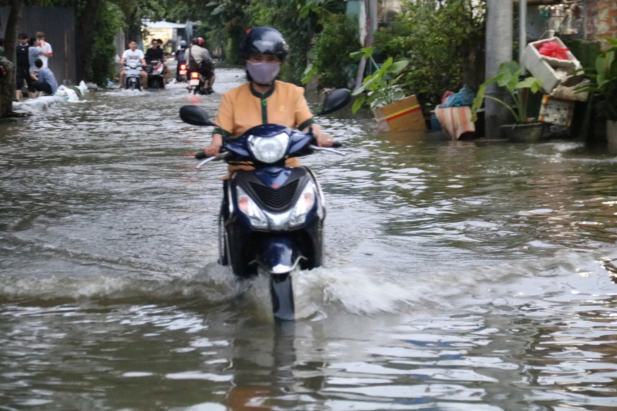 TP.HCM: Xe chết máy hàng loạt, đường hóa sông trong ngày triều cường vượt mốc lịch sử - 10