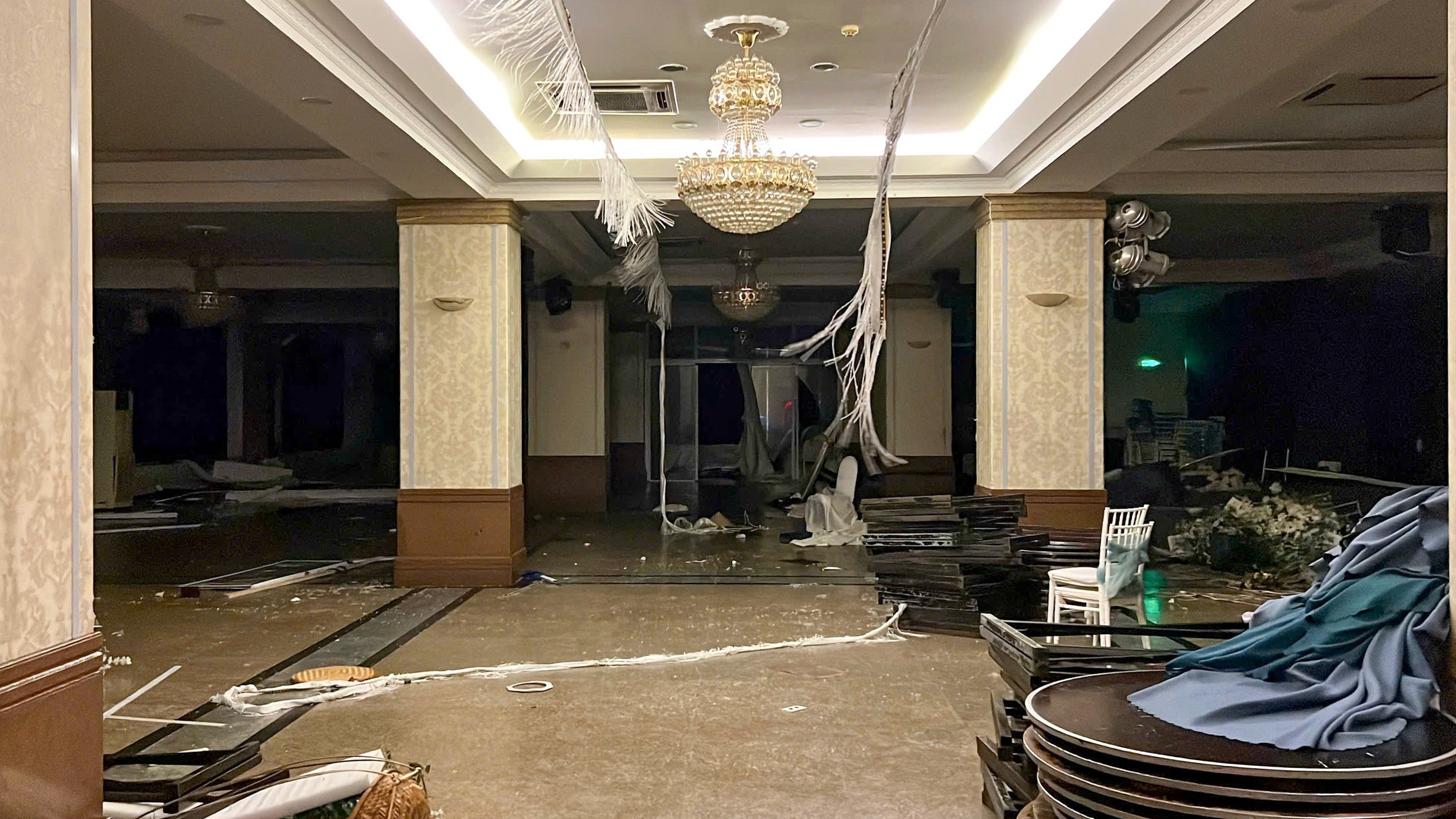 Cửa kính vỡ, mái tôn bay khi bão quét qua - 2