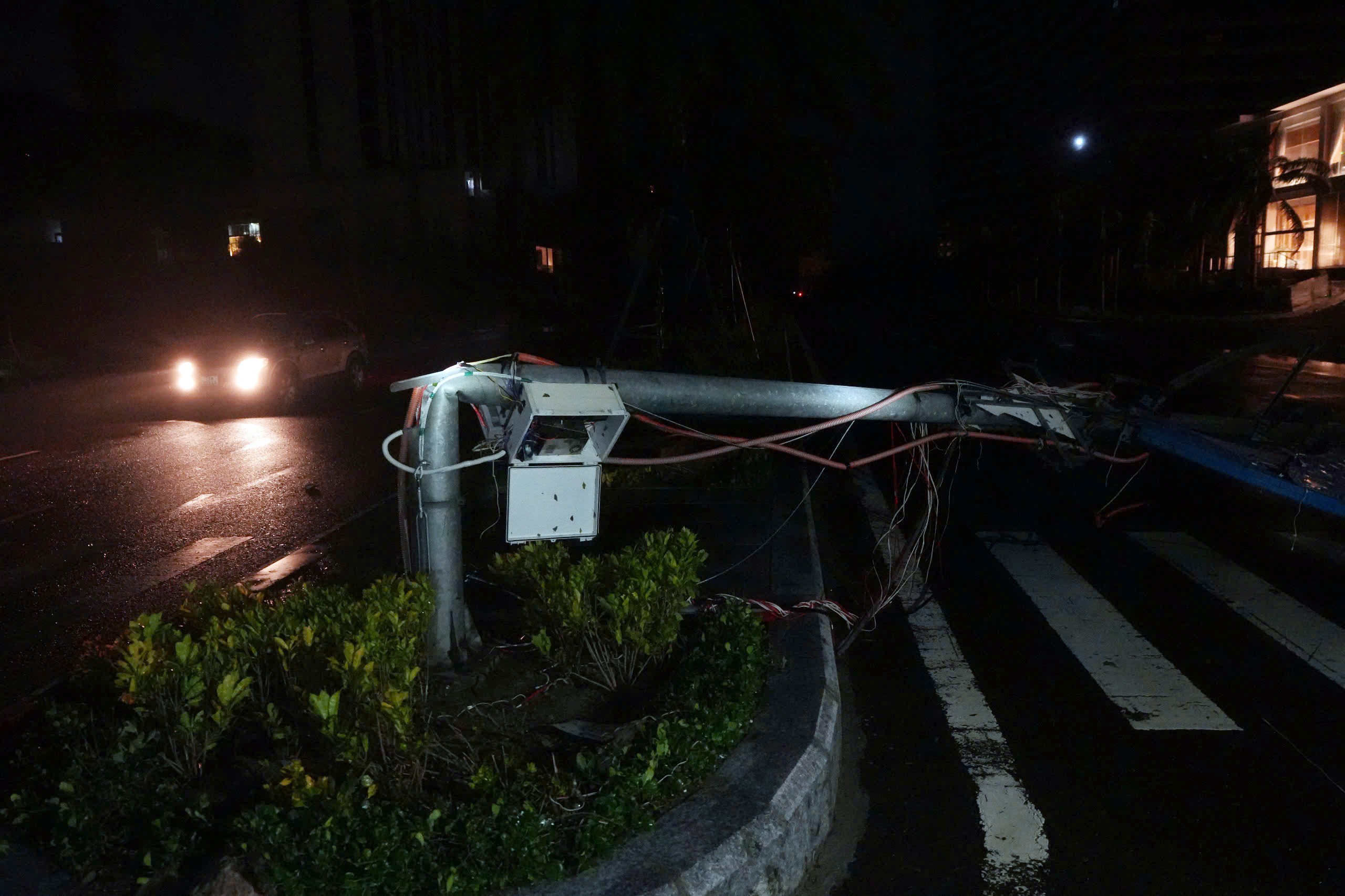 Cửa kính vỡ, mái tôn bay khi bão quét qua - 4