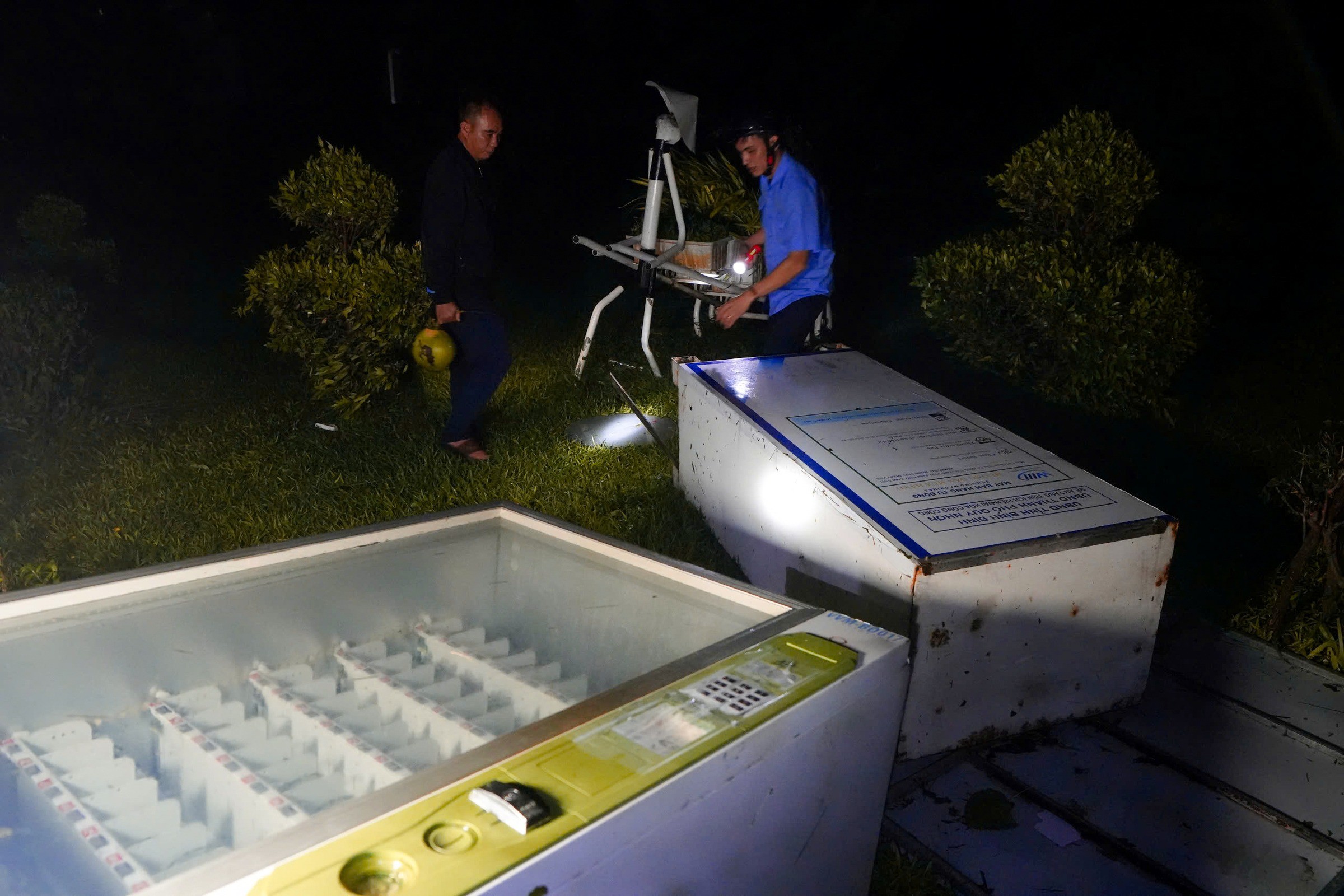 Cửa kính vỡ, mái tôn bay khi bão quét qua - 5