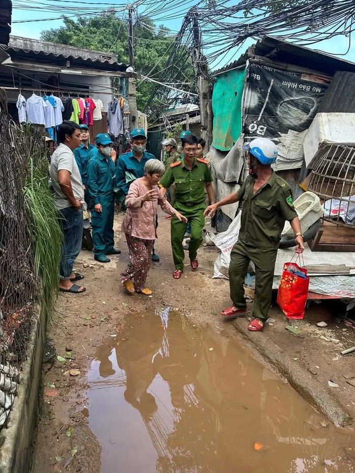 Chính quyền địa phương di dời người dân Quy Nhơn đến nơi an toàn