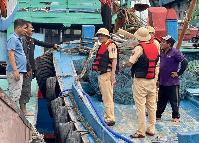 Cảnh sát đường thủy Gia Lai vận động các ngư dân neo đậu tàu thuyền